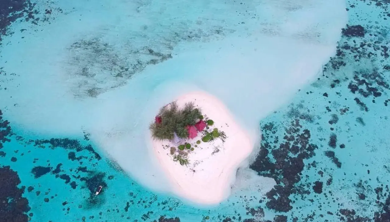 Keseruan Bermain Air di Pantai Pulau Tinalapu, Sulawesi Tengah