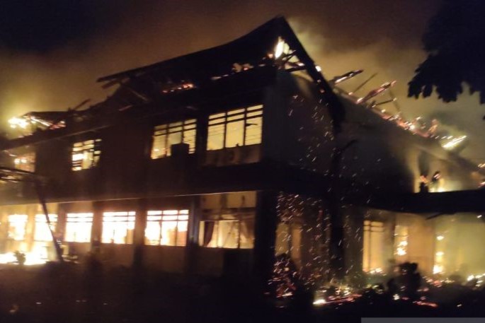 Kantor DPRD Terbakar, Mapolres Kediri Dirusak Massa