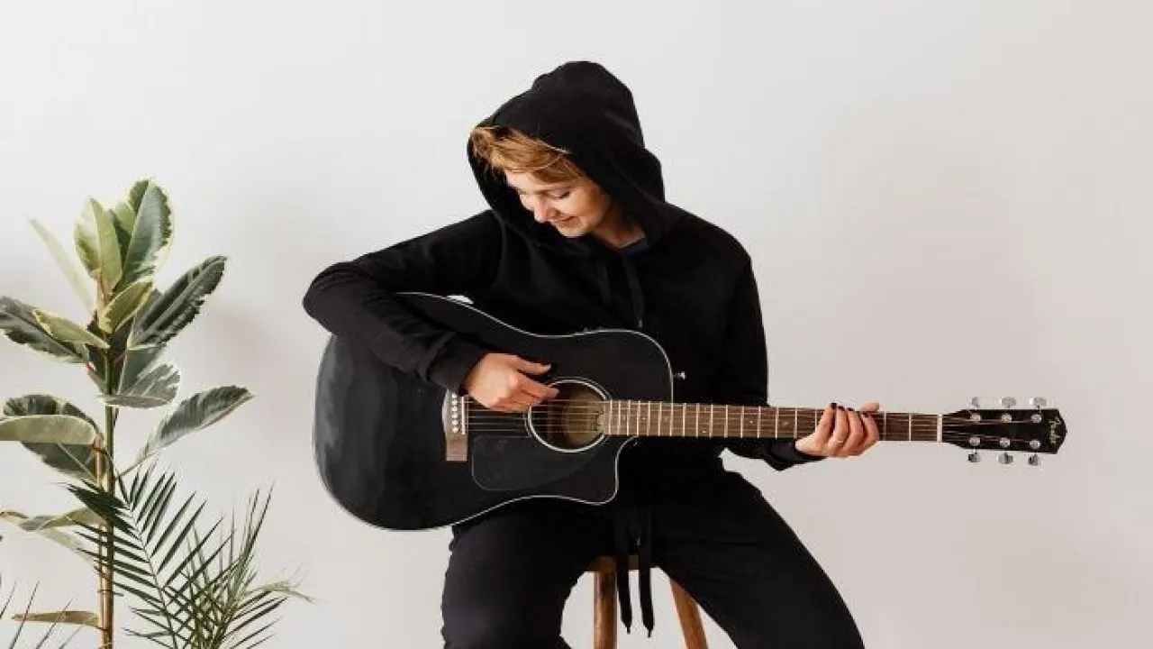 Makna Lagu Stay Close Don’t Go: Lirik, Chord, dan Fakta Menarik