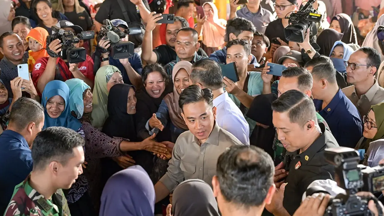Wapres Gibran Cek Harga Bahan Pokok di Pasar Tradisional NTB