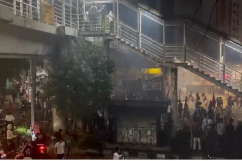 Pengunjuk Rasa Serang Polsek Jatinegara dan Hancurkan Fasilitas