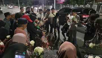 Warga Gelar Doa Bersama dan Tabur Bunga di Lokasi Kecelakaan