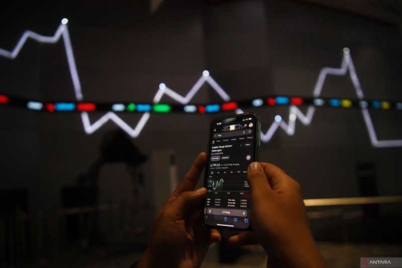 IHSG Melemah saat Investor Menunggu Kebijakan Menkeu Baru