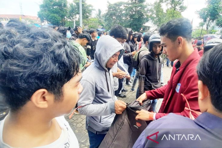 Mahasiswa Periksa Peserta Aksi Demo di DPRD Kalsel Untuk Cegah Penyusup
