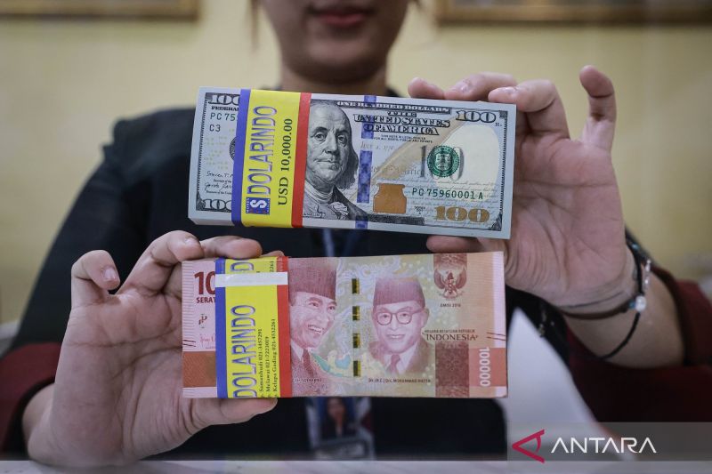 Rupiah Tertekan Saat Pasar Fokus pada Pengalihan Dana ke Bank