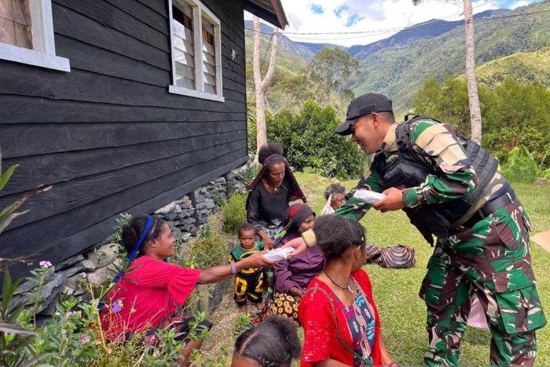 Prajurit Satgas Yonif 511 Kunjungi Gereja Kanggime untuk Komsos