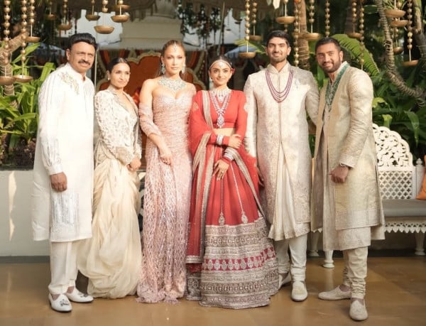 Jennifer Lopez Terima Rp33 Miliar Tampil di Pernikahan Mewah