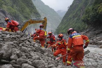 Tim Penyelamat Terus Cari Korban Longsor dan Banjir China-Nepal